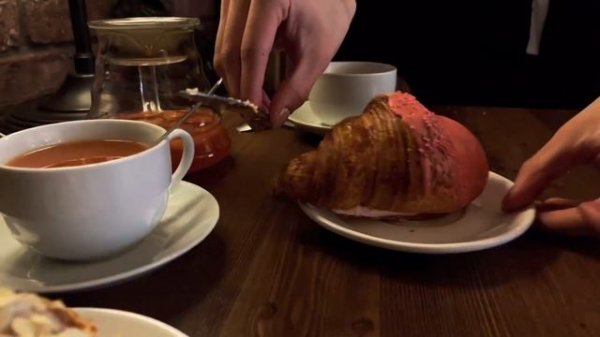 Кушаю круассаны в кофейне