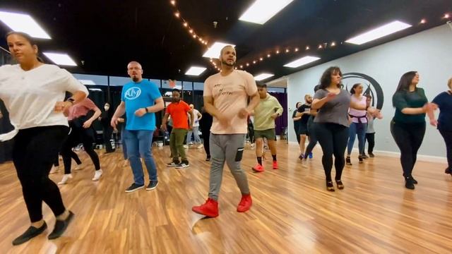 Intermediate/Advanced Salsa Footwork at Art In Motion with Darlin Garcia смотреть онлайн