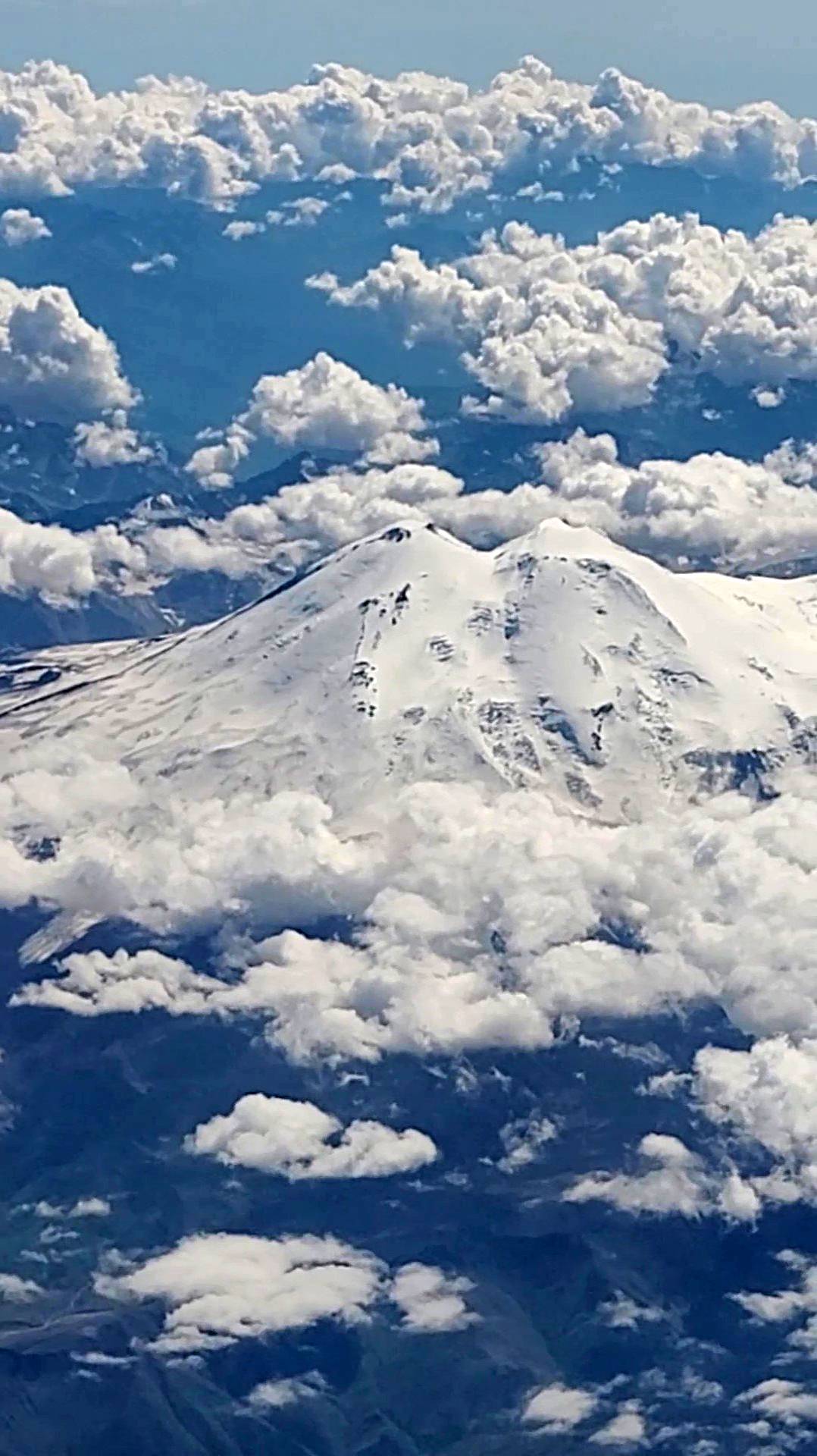 Потрясающий вид Эльбруса над облаками смотреть онлайн