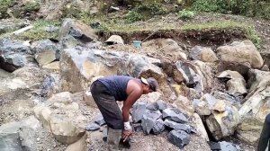 Строительство, самый сильный шахтёр раскалывает камни в ручную