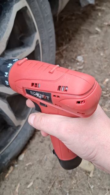 ОТКРУЧИВАЮ КОЛЁСА ОБЫЧНЫМ ШУРУПОВЁРТОМ