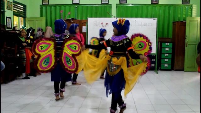 Tari Dolanan Kelas IV A SDN 04 Madiun Lor смотреть онлайн