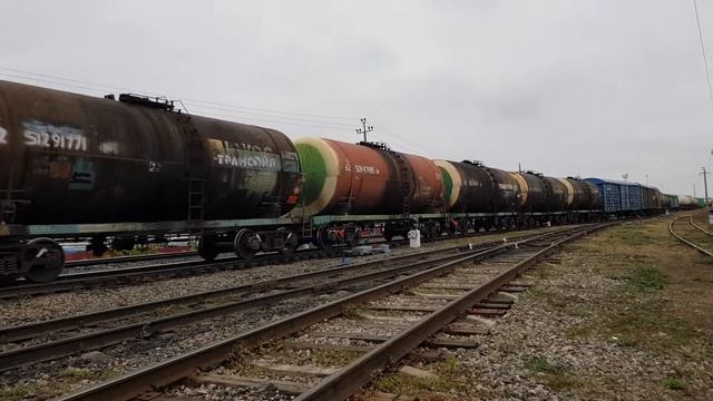 Тепловоз 2ТЭ10МК-0523. Неторопливо отправляется со станции. смотреть онлайн