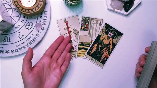 Что загаданный человек думает о ваших отношения? Таро расклад смотреть онлайн