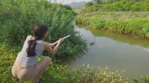 Красивая девушка ловит гигантских сомов #fishing