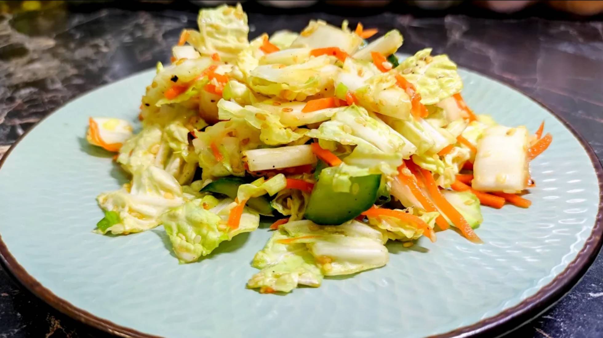 Салат с жареными огурцами и пекинской капустой и кунжутом. Рецепт овощного салата. смотреть онлайн