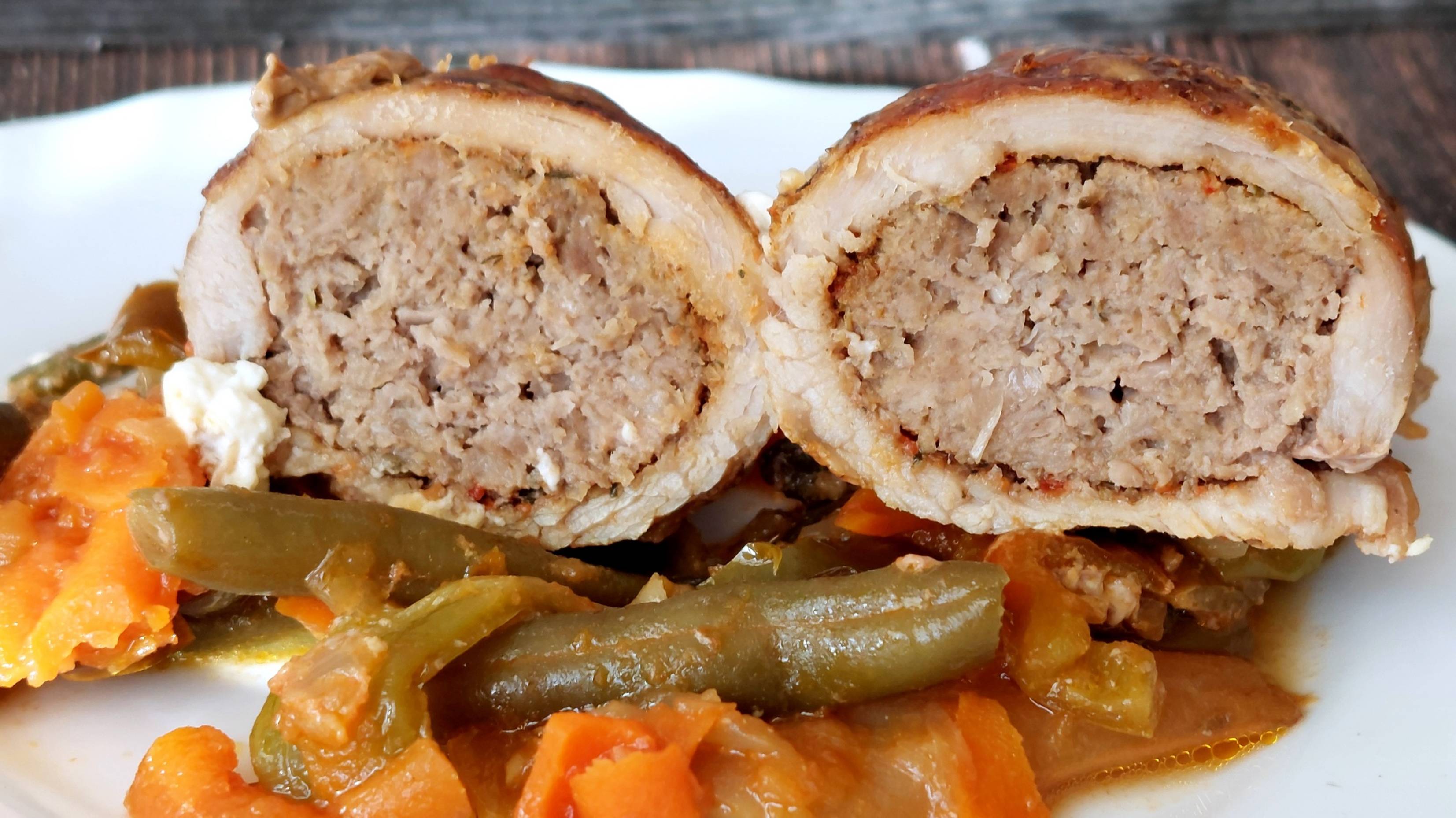 Мясные рулетики, наполненные мясным фаршем, запеченные на ароматной овощной подушке. смотреть онлайн