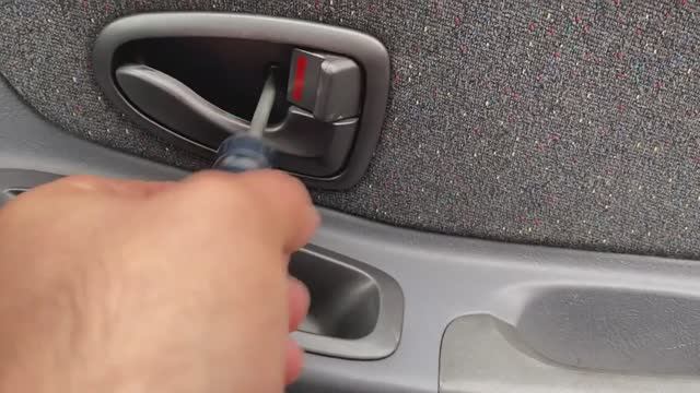 Hyundai Accent КАК СНЯТЬ ВНУТРЕННЮЮ РУЧКУ ДВЕРИ смотреть онлайн