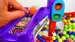 Видео для детей. Запускаем разноцветные шарики через большой трамплин. Шарики в лабиринте. Детям