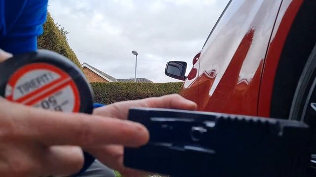 Repair car tyre with sealant With Mercedes 12 V inflater смотреть онлайн