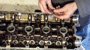 КАК СНЯТЬ КЛАПАНА БЕЗ ИНТСРУМЕНТА И ПОСТАВИТЬ. БЫСТРЫЙ СПОСОБ. КАК ЗАСУХАРИТЬ, РАССУХАРИТЬ КЛАПАНА.