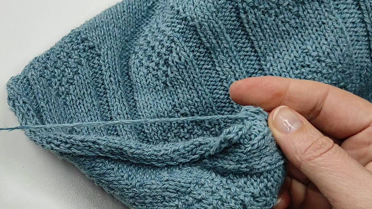 Как присоединить нить к полотну без узлов и кончиков. смотреть онлайн