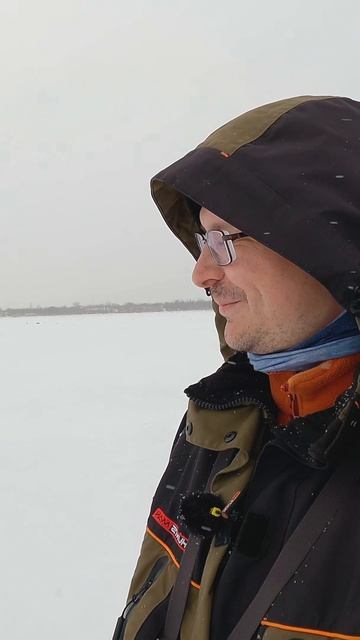 Конкуренция на зимней рыбалке #зимняярыбалка #рыбалка #fishing