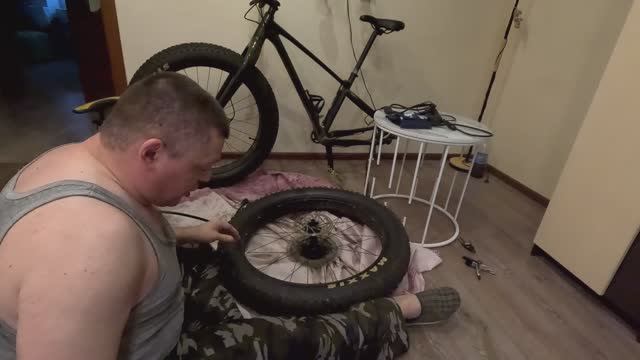 Рембаза Финал.Мастер Рукожоп не без приключений и косяков заканчивает замену покрышек у фэтбайка. смотреть онлайн