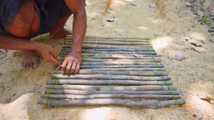 Индусы строят в джунглях подземныи дом-убежище из навоза и палок