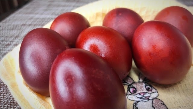 Как покрасить яйца луковой шелухой. смотреть онлайн
