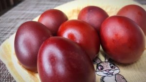 Как покрасить яйца луковой шелухой.