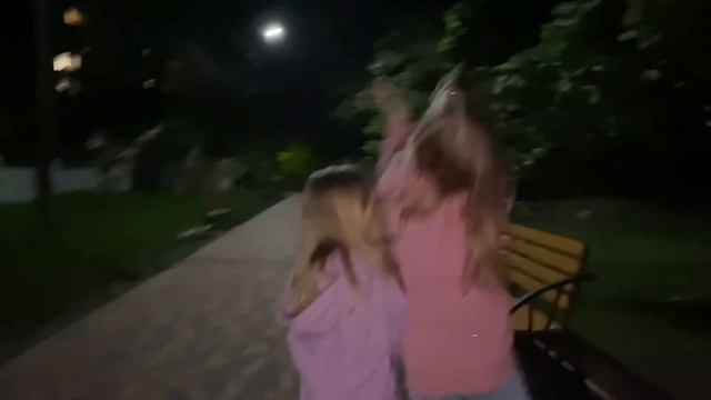 Наша вечерняя прогулка по городу, встретили смешных ёжиков 🤣🤣🤣 смотреть онлайн