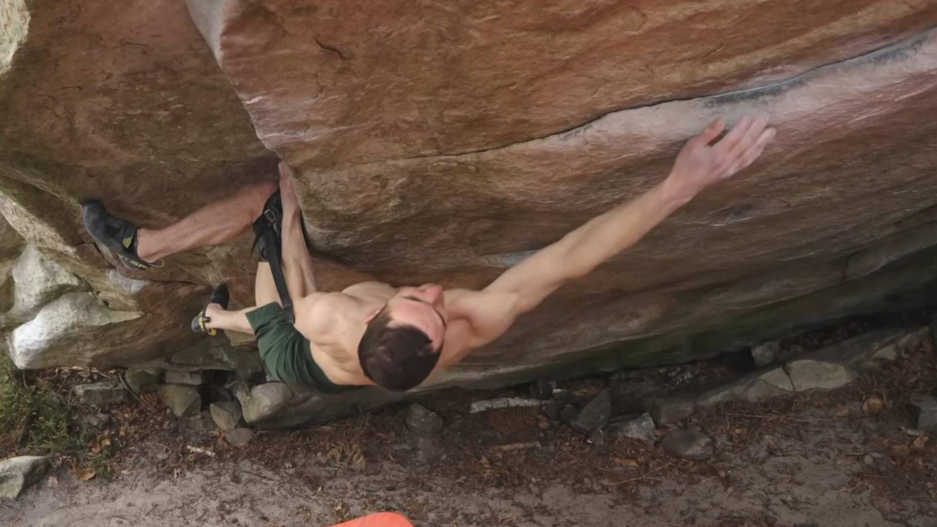 Адам Ондра лезет свою первую 9А болдеринг | Adam Ondra 9A bouldering смотреть онлайн
