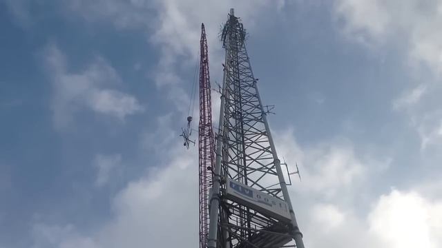 Zendmast Bij RTV Oost In Hengelo Krijgt Nieuwe Antennes.