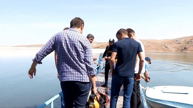 Рабочие моменты водолазов-спасателей смотреть онлайн