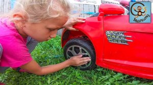 Диана и Даня играют в магазин игрушек с машинками. Манкиту