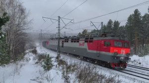 Грузовые поезда РЖД зимой | Пассажирские поезда и дизельный локомотив