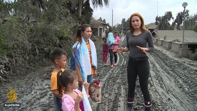 Philippines volcano eruption forces thousands to flee смотреть онлайн