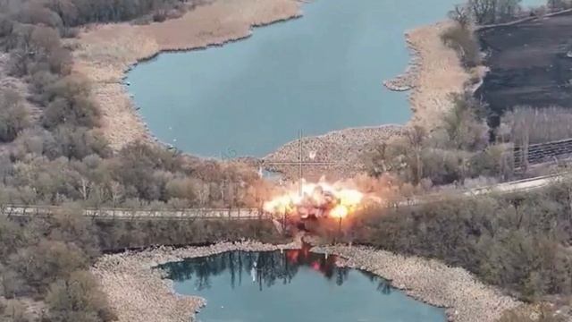 Хохлы бьют по мостам в Белгородской области, чтобы изолировать приграничье смотреть онлайн