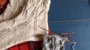 Носочки Листики связаны спицами. Обзор