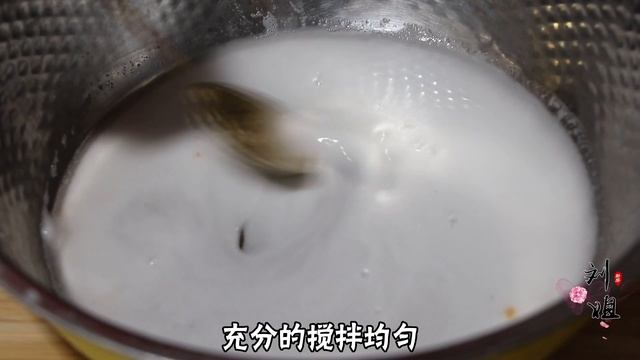 做土豆凉粉，只要6个土豆，做法简单，比凉皮柔软，真美味【刘姐厨房 Magic Food】 смотреть онлайн