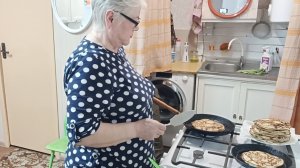 "Жизнь на пенсии".. Испекла батоны и дрожжевые блины🥞.