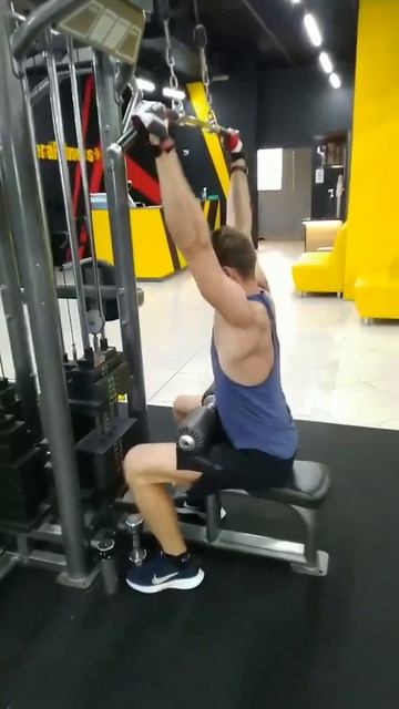 1 Вертикальная тяга сидя на блочном тренажере