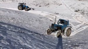 Трактор Беларус 1221 Против Трактор МТЗ 82 По снегу   Сравнение Тракторов в Подьем