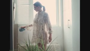 ❤️ Transparent windowsill cleaning with beautiful girl Tina. No bra cleaning.