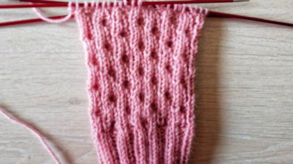 Простой узор для кругового вязания. Простые узоры спицами схема.