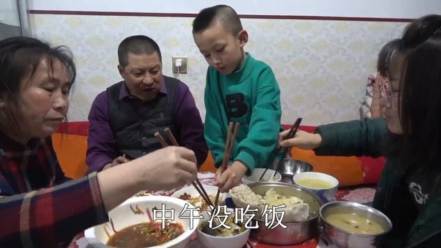 全家人咋沒吃飽飯？老爸直呼再有幾個，能吃窮！真熱鬧了【泥土大黑】 смотреть онлайн