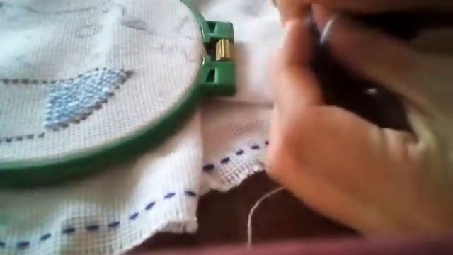 Как сделать бантик из мулине на вышитое изделия смотреть онлайн