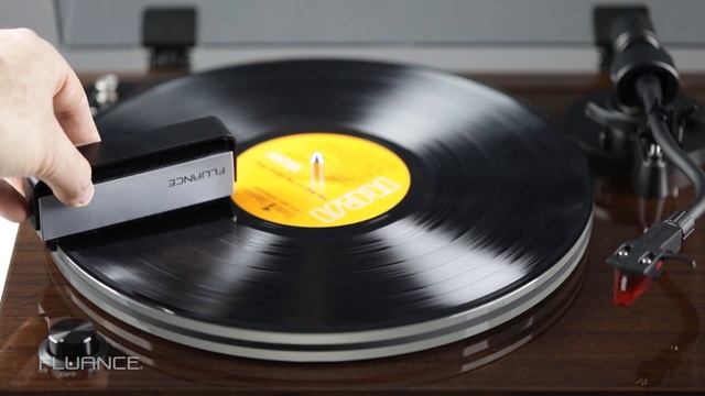How to Clean Vinyl Records and Stylus With the Fluance Anti-static Carbon Fiber Brush смотреть онлайн