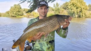 САЗАН УТАСКИВАЕТ СПИННИНГ, И ГНЁТ В ДУГУ. ЭТО НЕ РЫБАЛКА А МЕЧТА