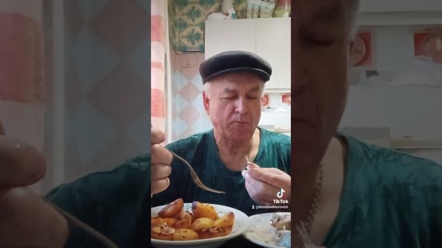 На перекус картошка с селедкой. смотреть онлайн