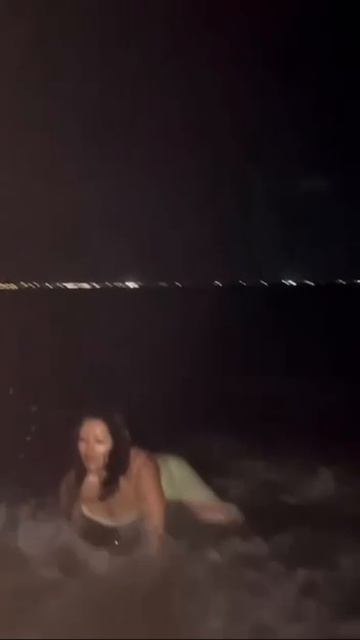 «Меня зовут Вивьен и это мой первый шот за сегодня»: девушка легендарно завершила этот тренд... смотреть онлайн