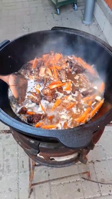 Готовлю плов в казане #рецепт #еда #recipe #food #мясо #recipes #плов #казан #приготовление смотреть онлайн