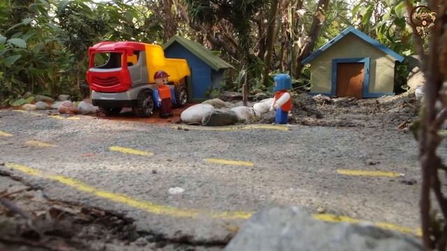 Мультик про машинки. Мусоровоз, экскаватор, самосвал. МанкиМульт. Город Белого Кролика смотреть онлайн