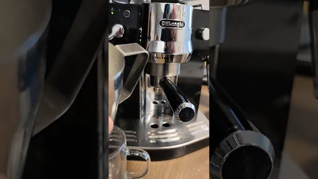Готовим кофе с Delonghi EC820.mp4 смотреть онлайн
