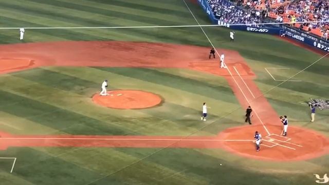 2017.05.25 元・光GENJI 諸星和己氏、始球式で中日 京田選手にデッドボール смотреть онлайн