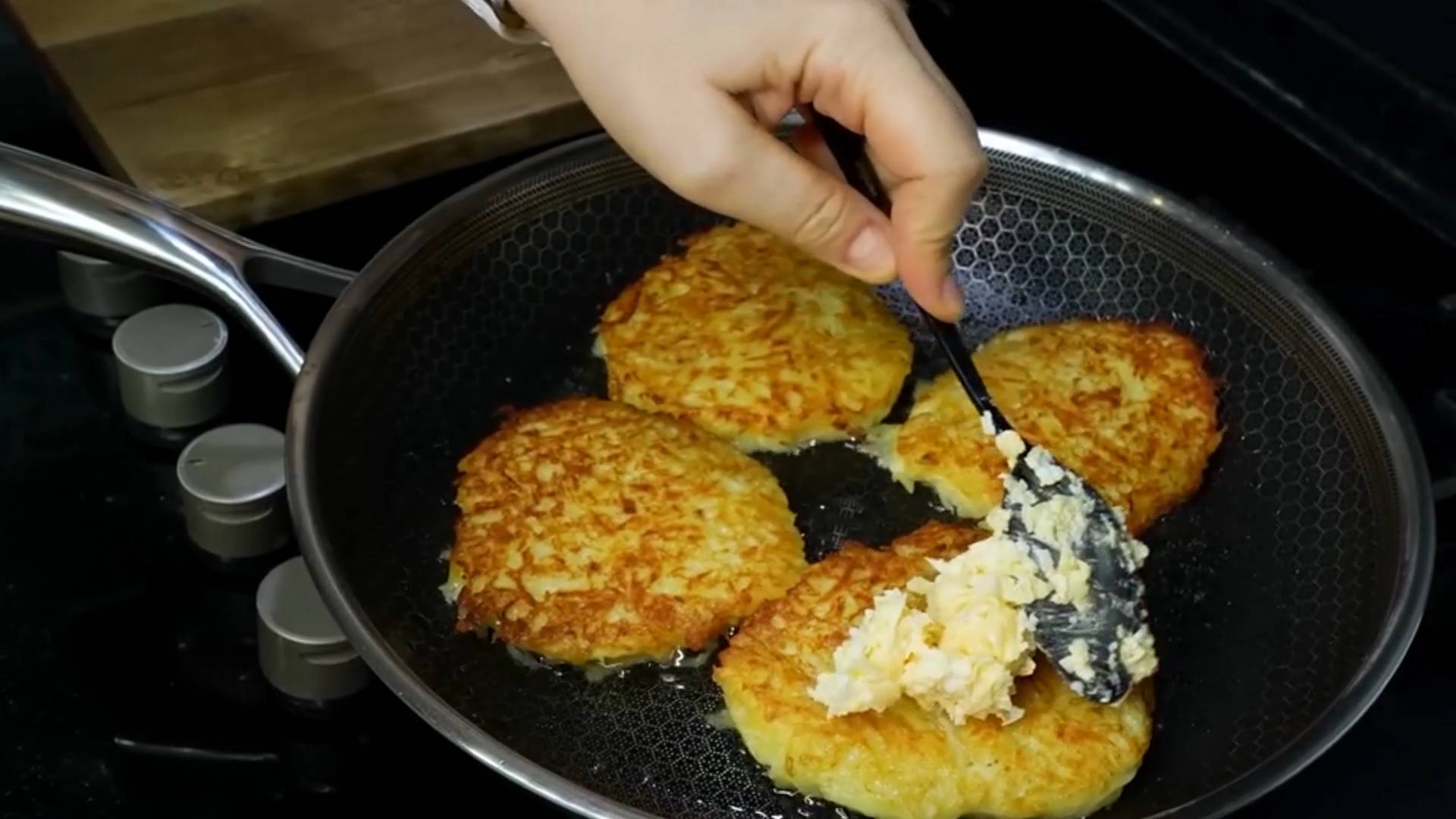 Картофельные оладьи со свежим салатом смотреть онлайн