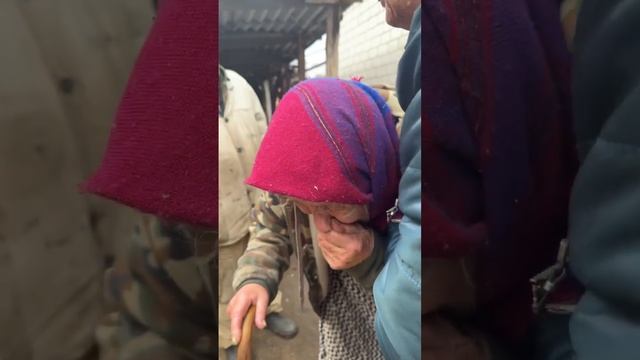 Дочь встретилась с родителями спустя 8 месяцев разлуки из-за окупации Суджи смотреть онлайн