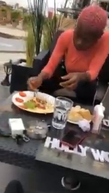 AMINA DE KOUMASSI AU RESTAURANT POUR LA PREMIÈRE FOIS AVEC SON MANAGER смотреть онлайн