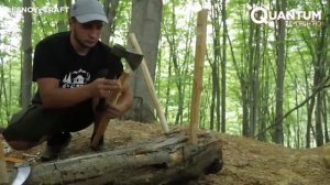 Мужчина строит дом из камней и дерева в лесу